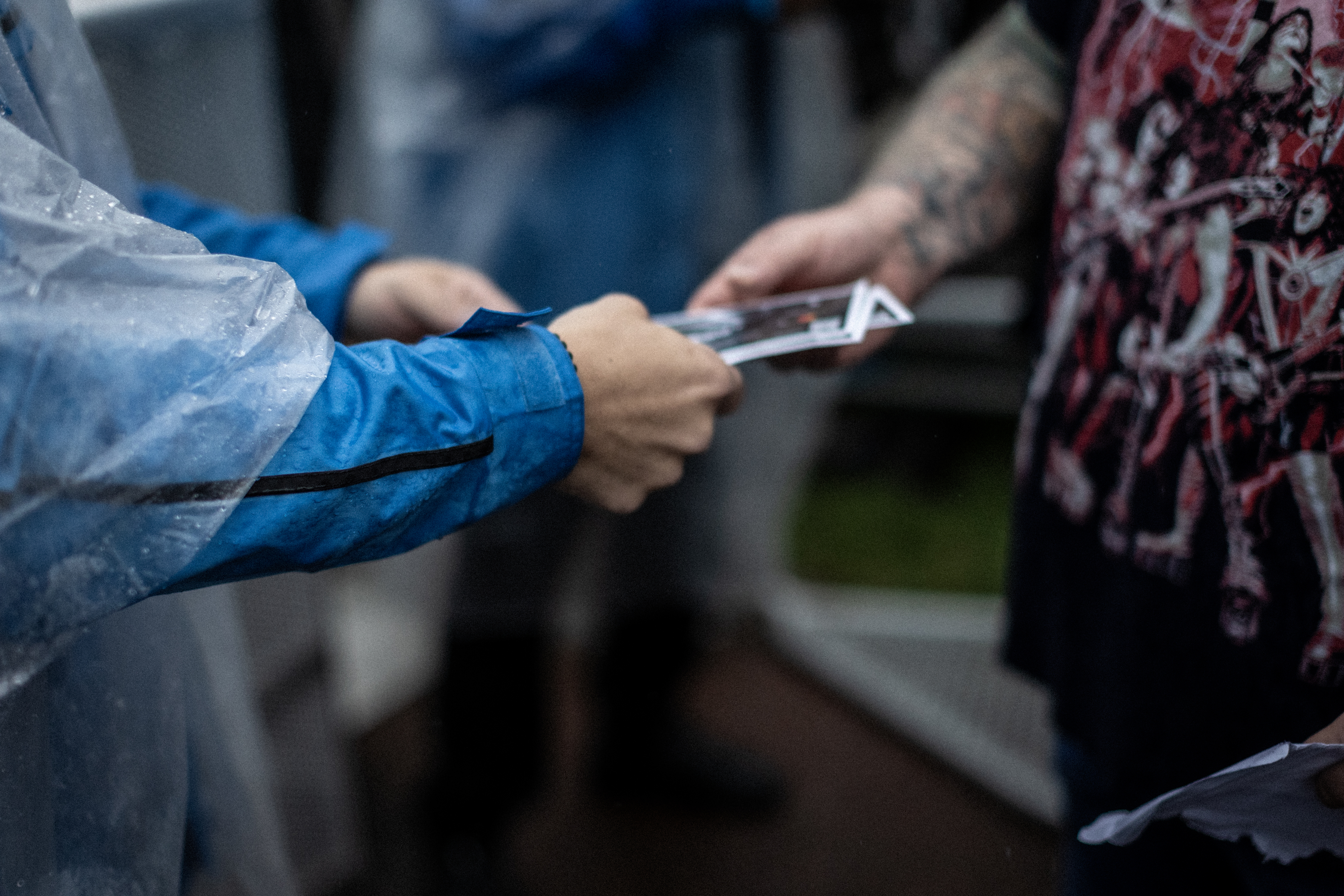 Bei der Einlasskontrolle wird dem Besucher das Ticket zurückgegeben