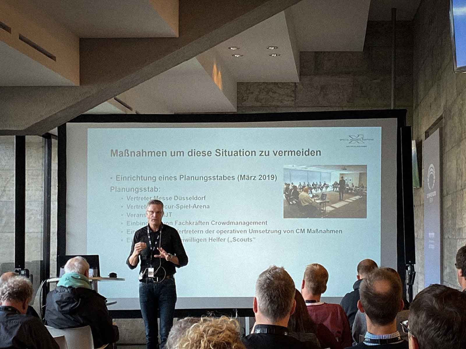 Ein Mitarbeiter von Special Security Services bei einem Vortrag
